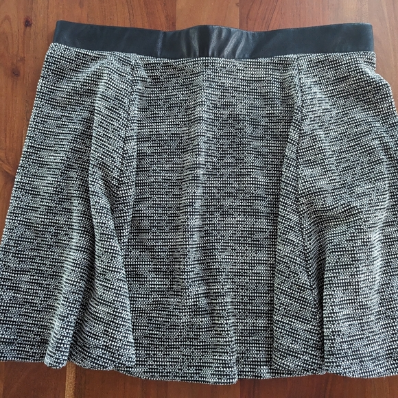 H&M black & white fall / winter circle skirt Size Medium Excellent Used Conditio - Picture 1 of 10